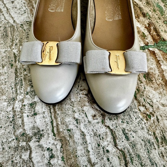 SALVATORE FERRAGAMO VARA 7AA NARROW IVORY LOW HEEL PUMPS HEELS RIBBOW BOW SHOES - Picture 2 of 11